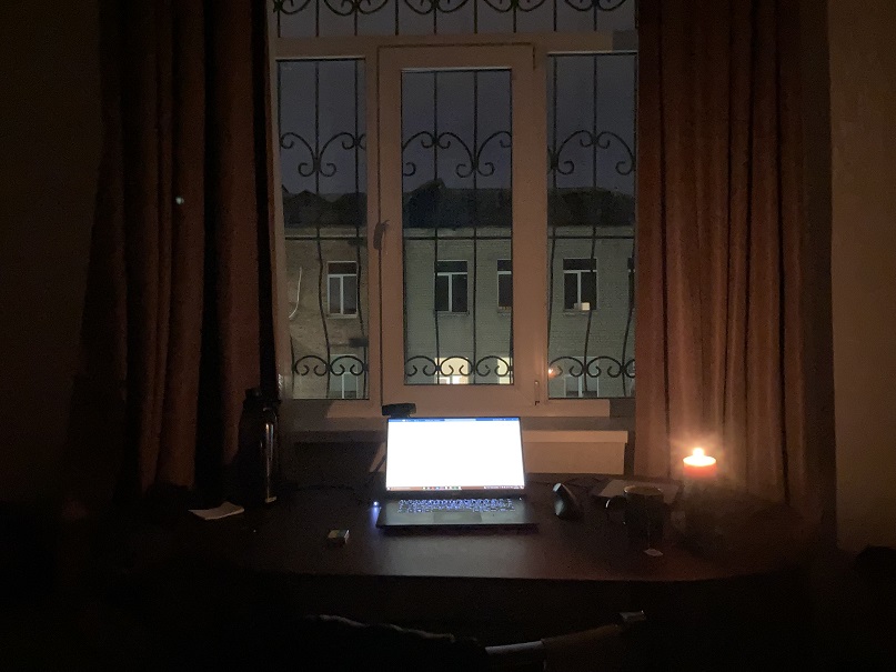 Ein Laptop, eine Kerze, eine Teetasse, ein Fenster: Recording in Charkiw.